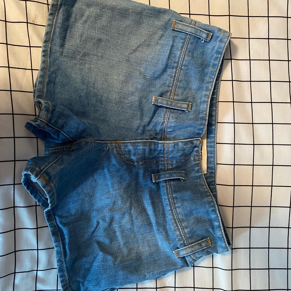Size 4. Woman GAP Jean Shorts